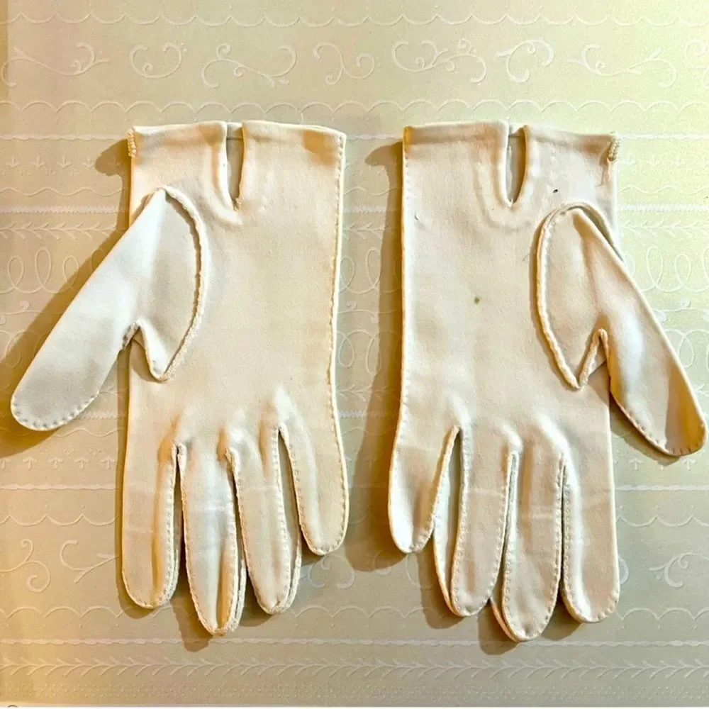 Elegant Vintage Cream Gloves with Beaded Trim